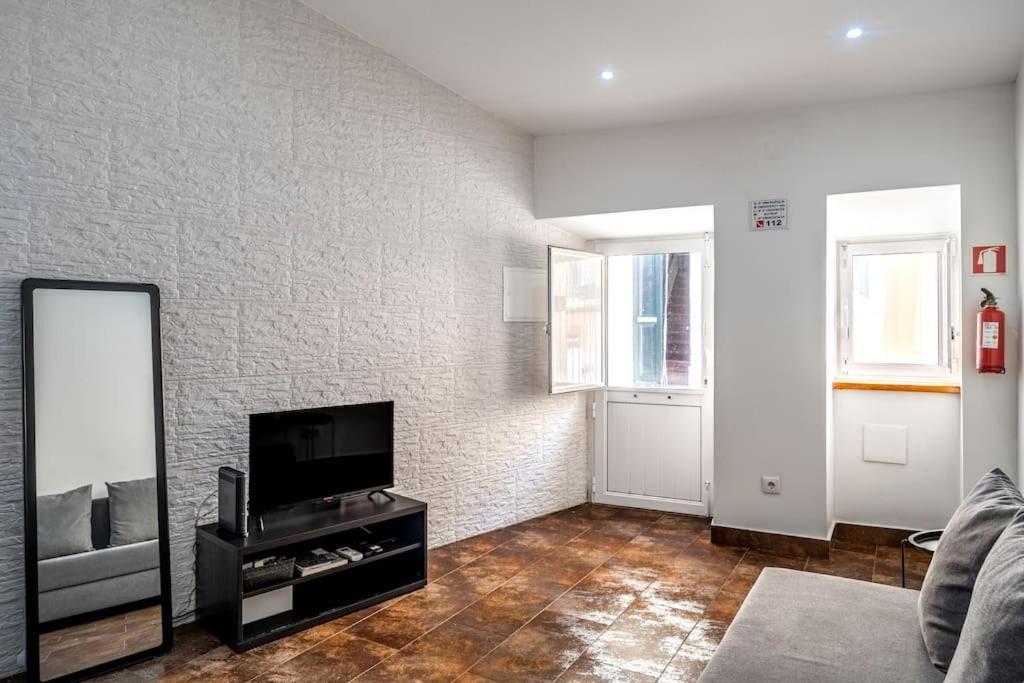 Cozy Ground Floor Studio With Ac And Loft Bedroom Lisbon Exterior photo